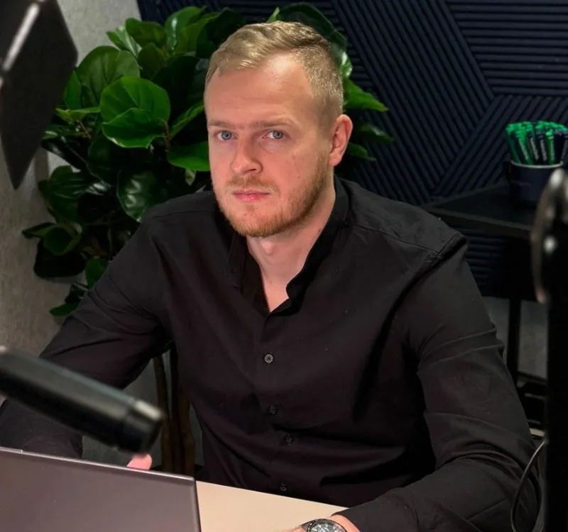 Oskar Wróbel przy pracy